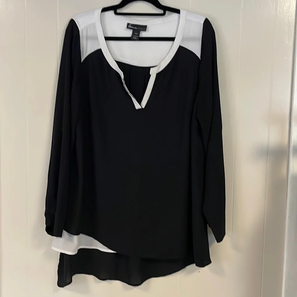 Lane Bryant Black/ white High Low Top             Sz 14/16